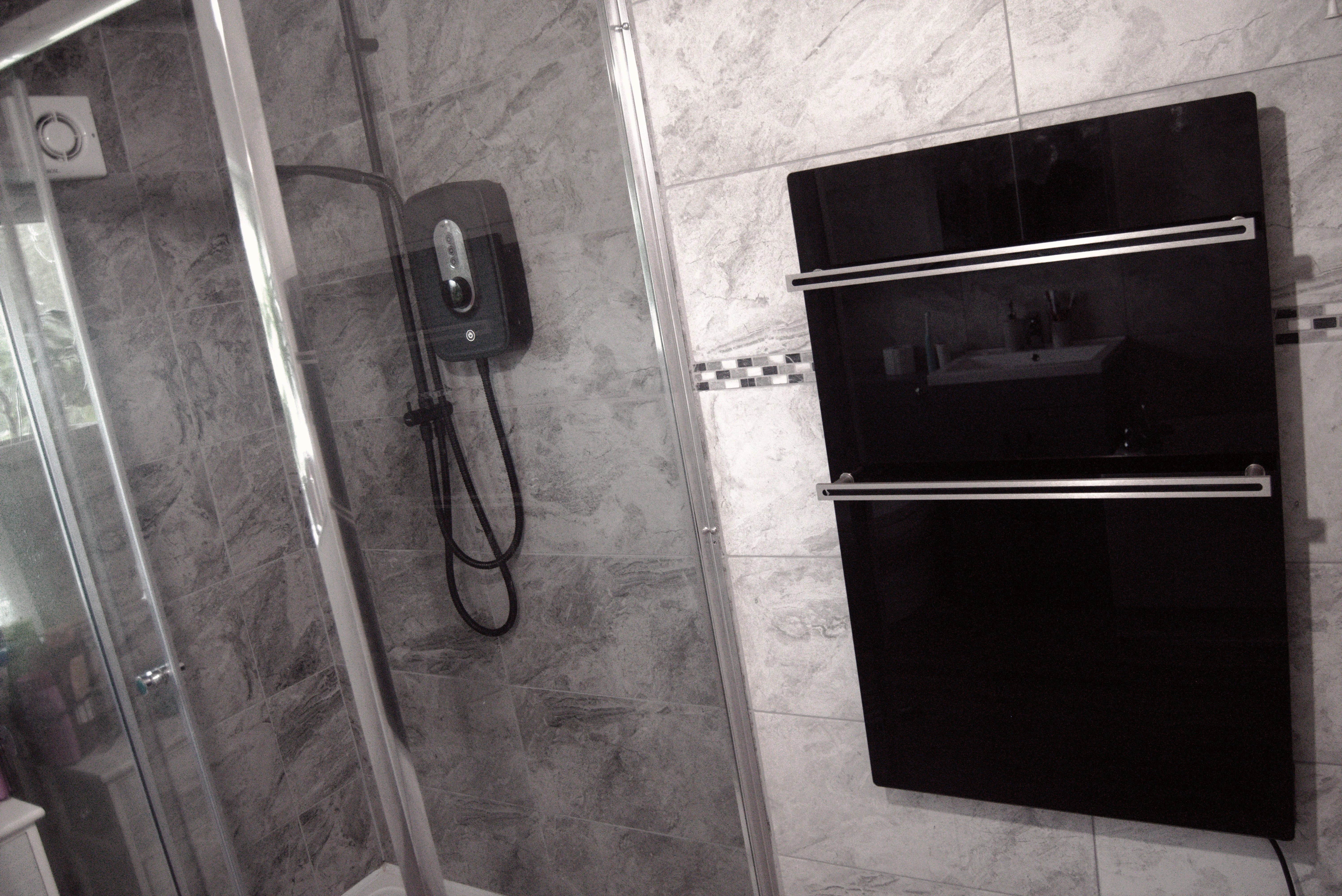 Bluebell Infrared Glass Towel Heater with Thermostat – Stylish 500W Bathroom Heater - Black